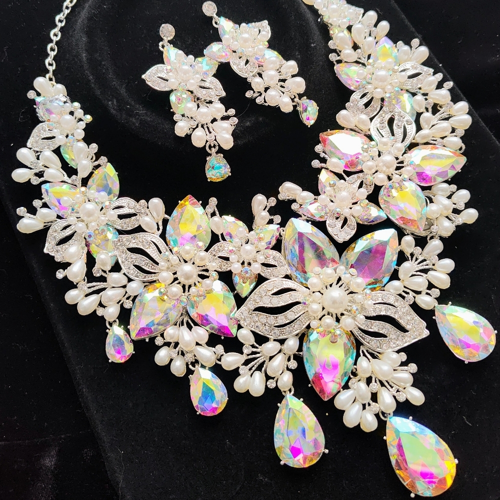 Costume jewelry necklace/earring set